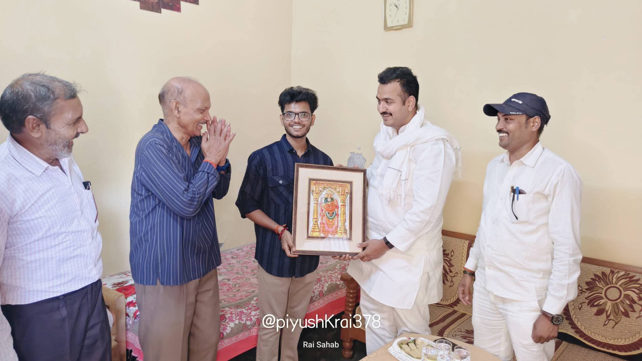 मुहम्मदाबाद के विनय उपाध्याय ने यूपीपीसीएस में हासिल की 14वीं रैंक, भाजपा नेता पीयूष राय ने घर जाकर बढ़ाया उत्साह