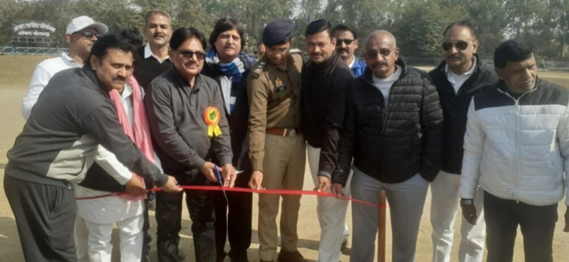 ओबरा के अंबेडकर स्टेडियम में 'फ्रेंडली मैच' संपन्न, प्रशासन ने पत्रकारों को 70 रनों से दी करारी शिकस्त