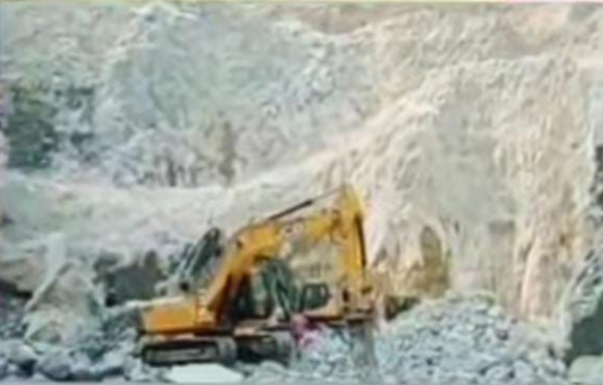 पत्थर खदान हादसा: डीएम ने घटना के बाद भी ठप पड़ी खदानों को चालू करने की दी हरी झंडी