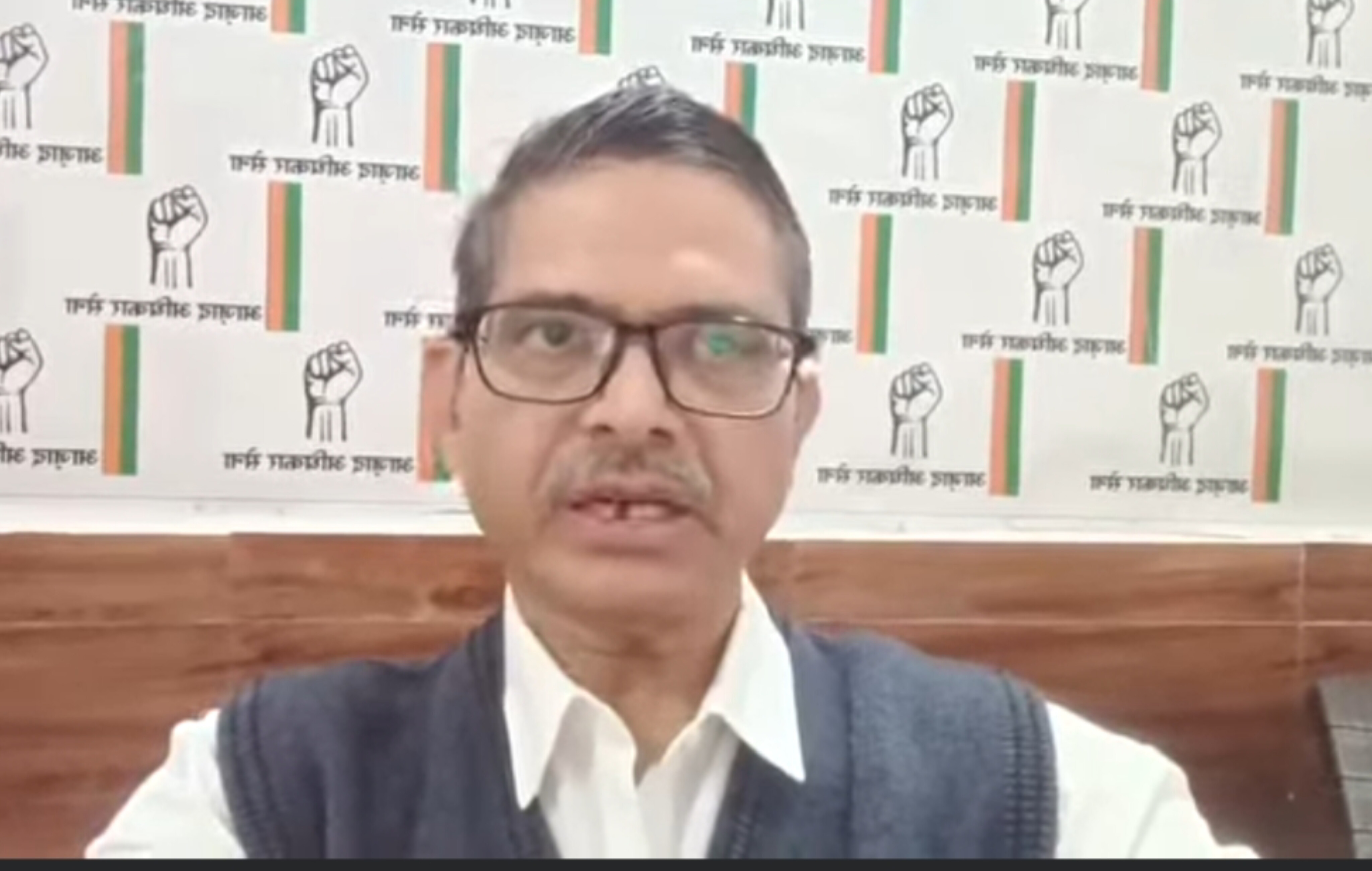 विवादों के 'वॉइस' अमिताभ ठाकुर: क्यों कफ सिरप मामले में कर रहे हैं ताबड़तोड़ जांच की मांग?