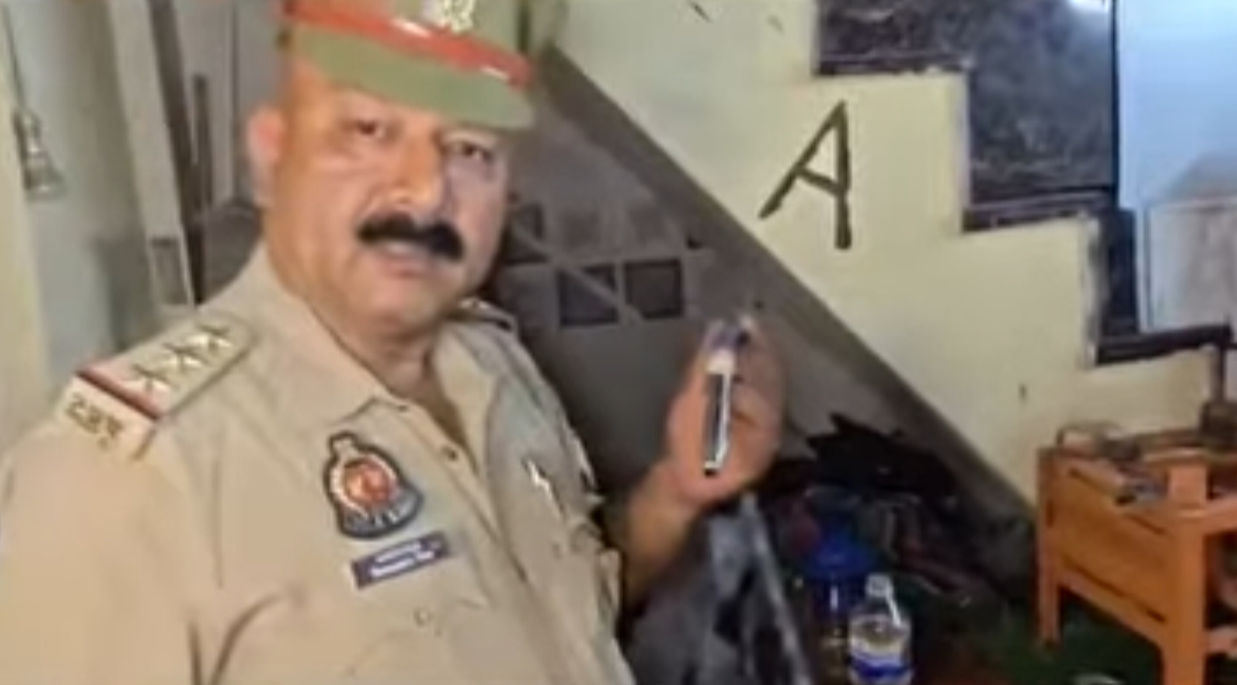 वाराणसी में हुक्काबारों पर पुलिस का बड़ा हंटर: &ldquo;लव बाइट&rdquo; और &ldquo;लॉर्ड ऑफ शीशा&rdquo; पर छापा, 17 हिरासत में