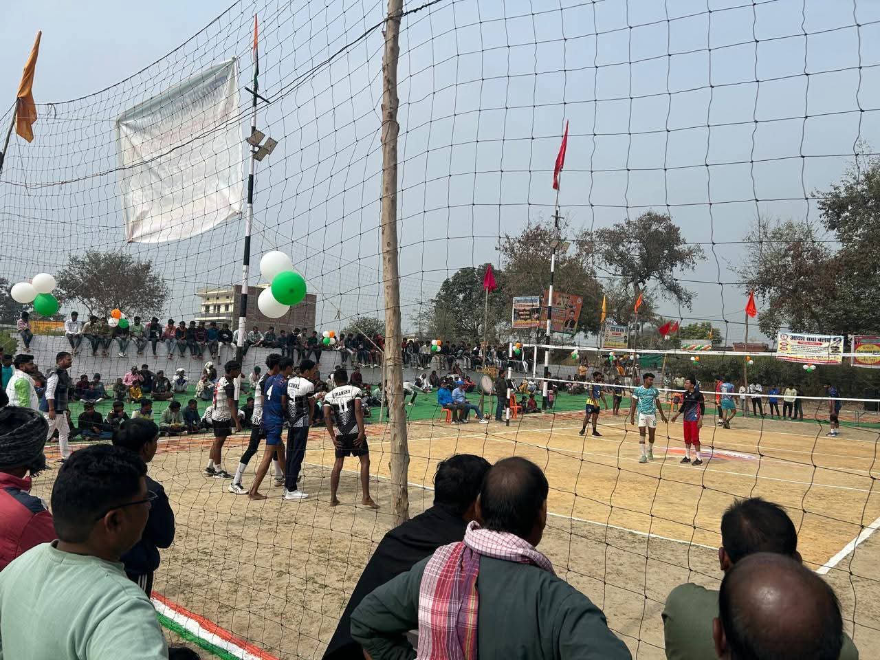 करीमुद्दीनपुर में वॉलीबॉल का 'धमाका'! प्रयागराज के शेरों ने गड़ार को चटाई धूल