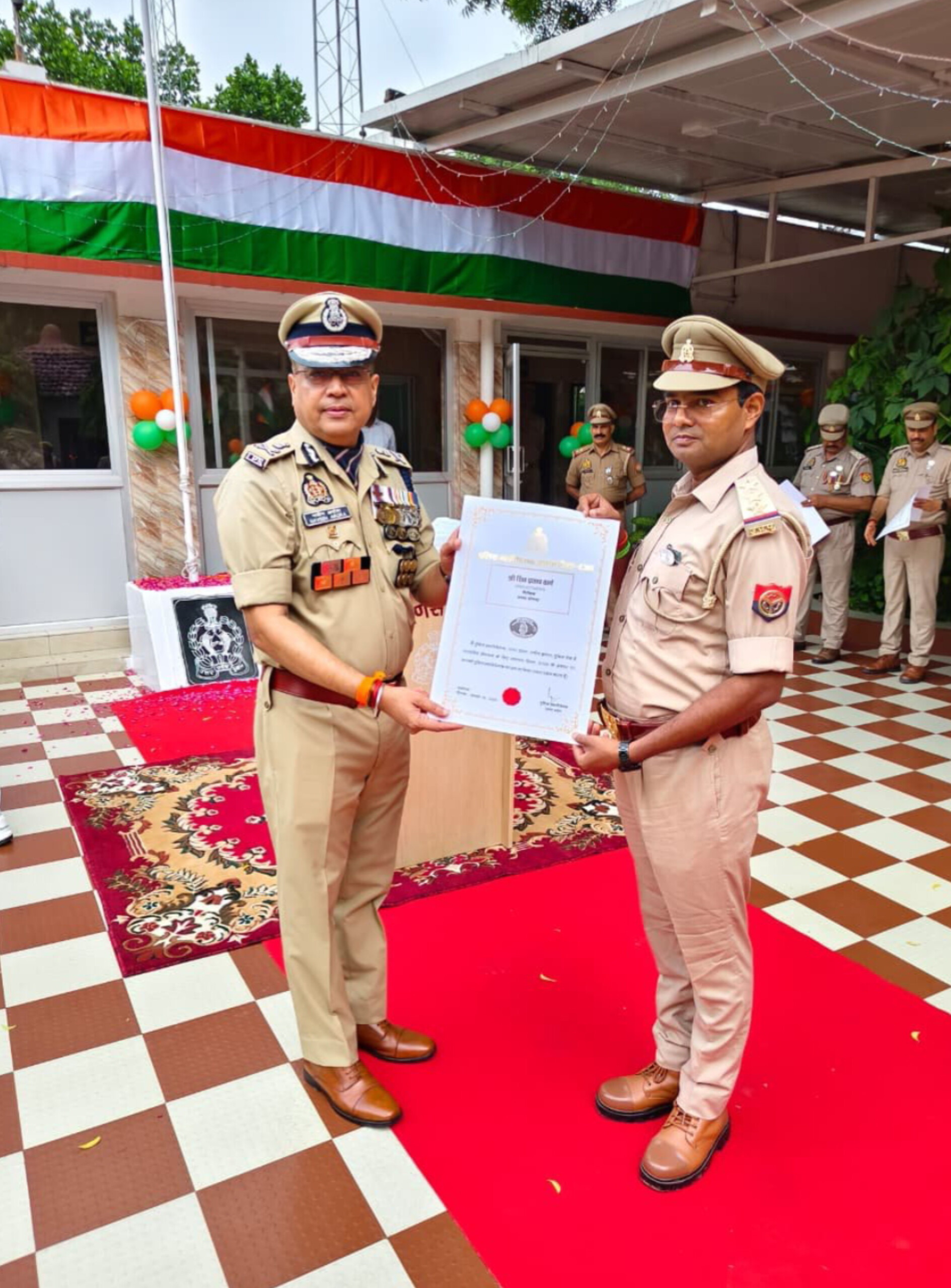 80वें स्वतंत्रता दिवस पर जोन कार्यालय में फहरा तिरंगा, ADG नवीन अरोरा ने पुलिस पदक विजेताओं को किया सम्मानित