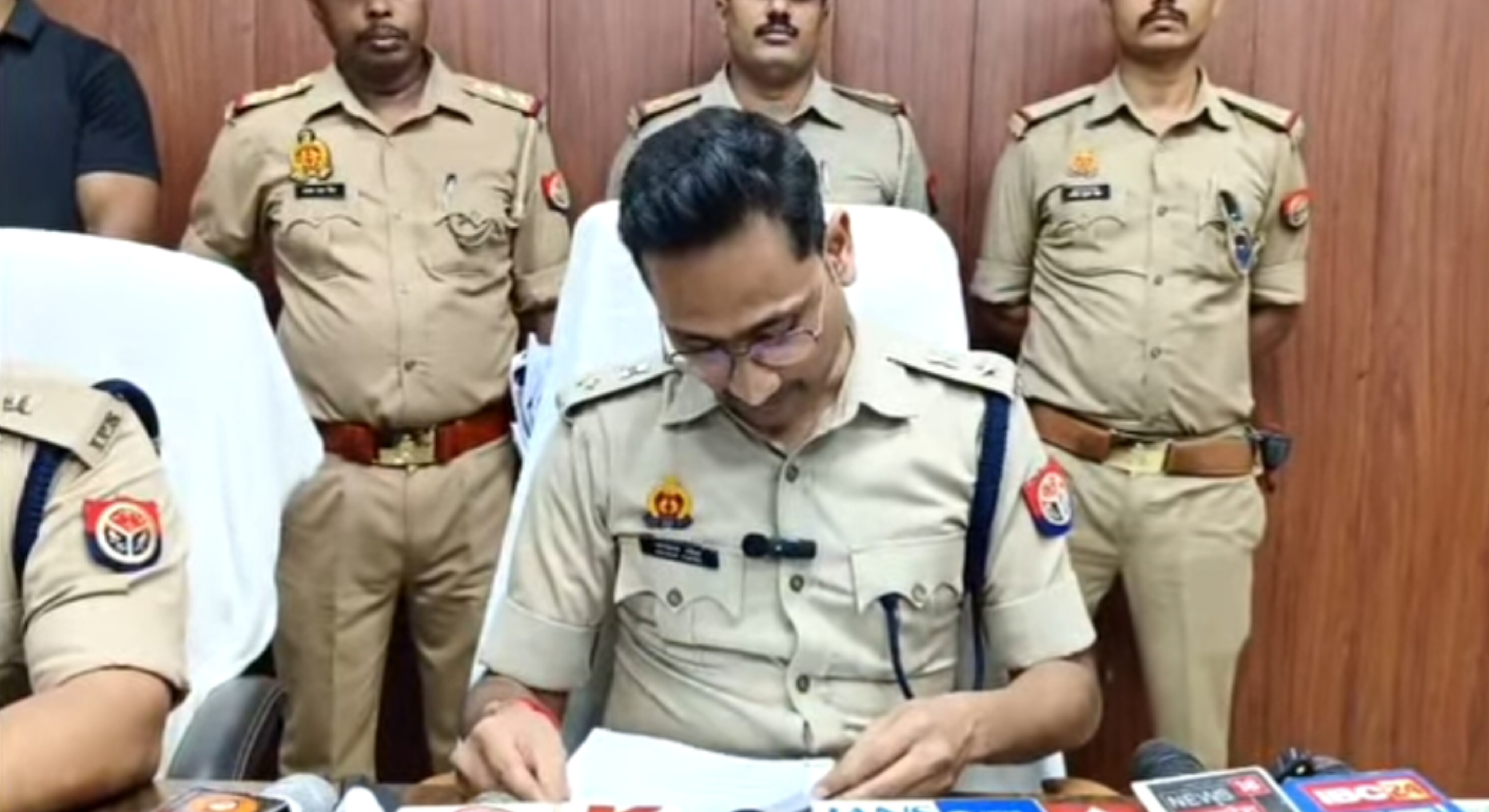 तमंचे के बल पर परिवार को धमकाकर चेन लूटने वाले गिरोह के 4 शातिर चंदौली में गिरफ्तार