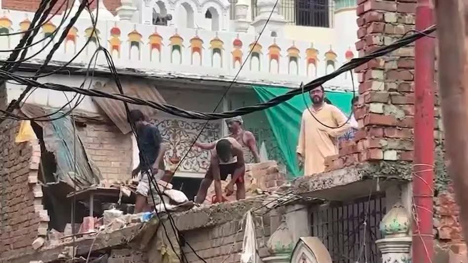 दालमंडी में विकास का 'बुलडोजर': भारी सुरक्षा और ड्रोन की निगरानी में ढहाई गईं 5 मस्जिदें