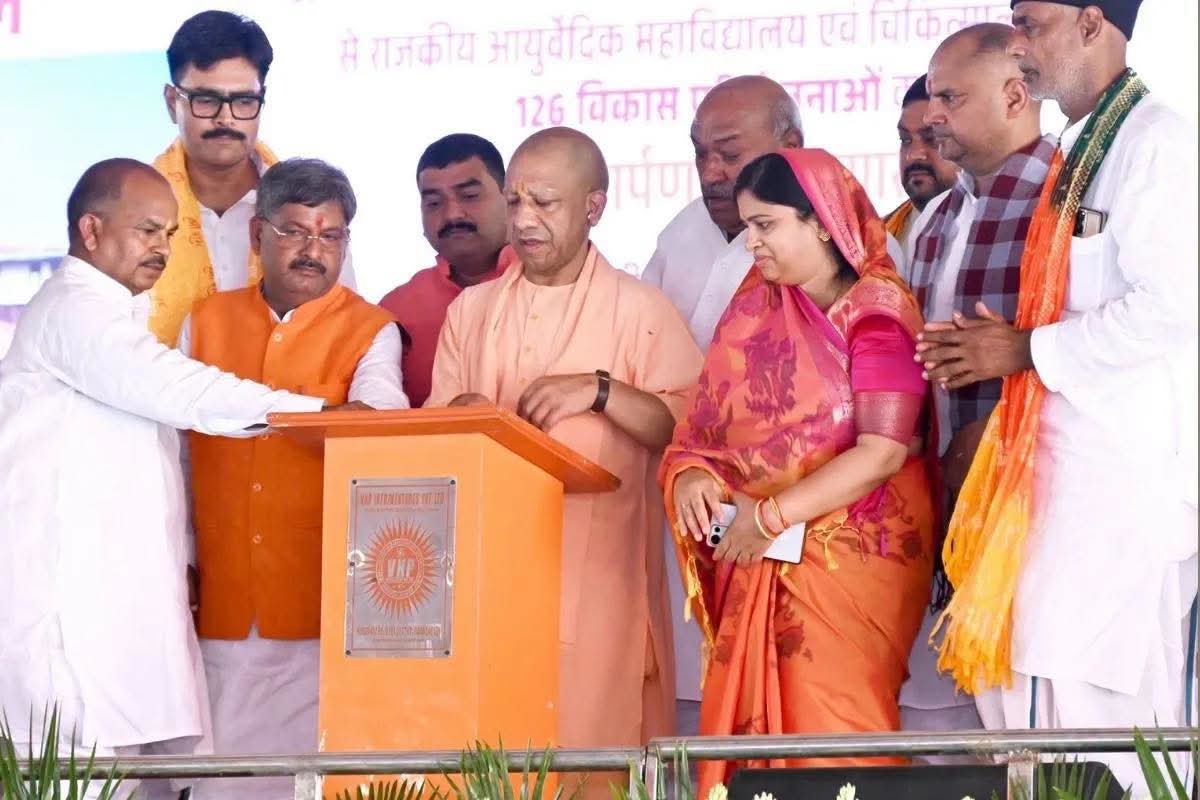 'राम भक्तों पर गोली चलाने वाले न दें उपदेश, दोहरे चरित्र को पहचानें' &ndash; अयोध्या में सपा-कांग्रेस पर बरसे सीएम योगी