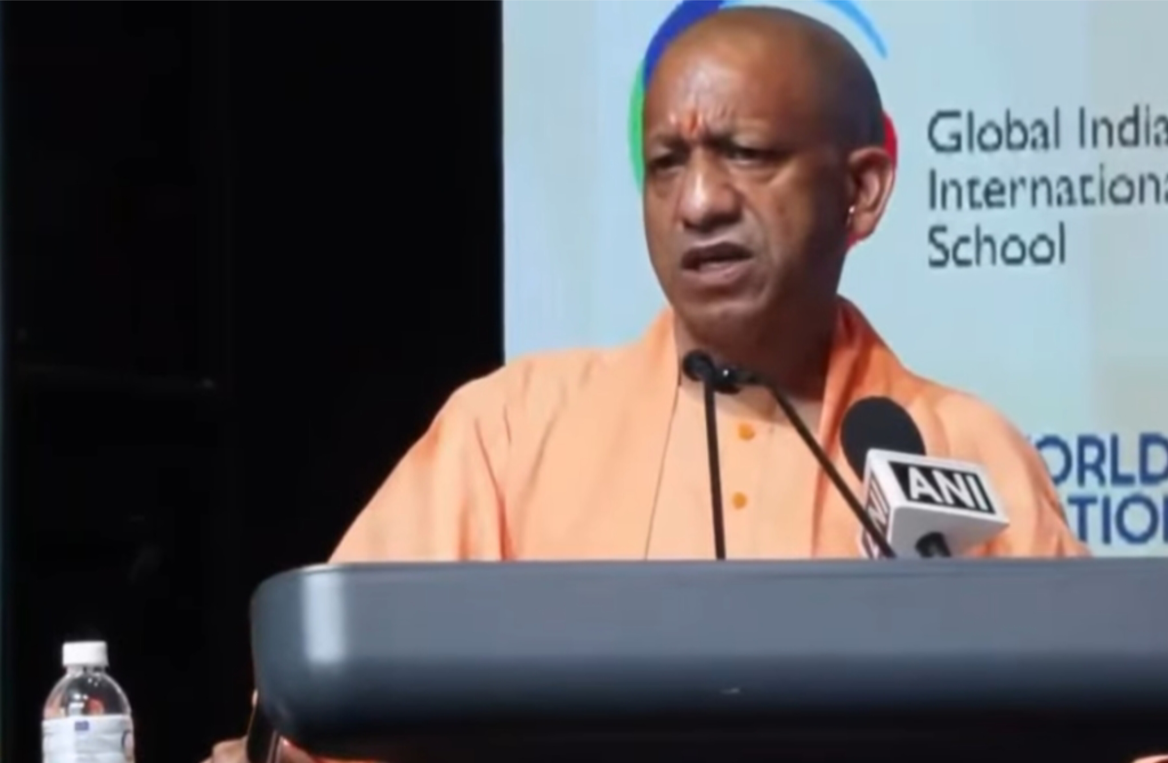 दंगों वाला 'बीमारू' प्रदेश अब इन्वेस्टमेंट का हब: सिंगापुर में गरजे CM योगी