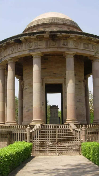 गाजीपुर DIOS कार्यालय में लाखों का 'वारा-न्यारा', भ्रष्टाचार की बहती गंगा में डुबकी लगा रहे साहब!