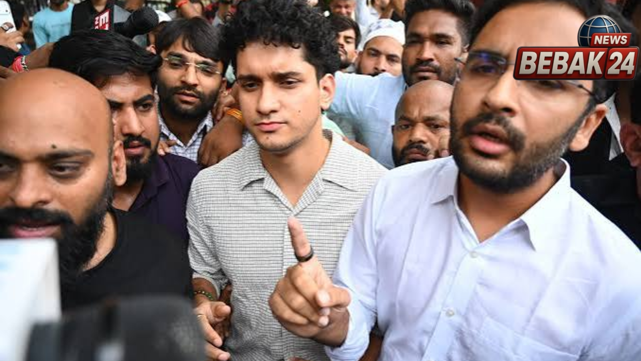 यूपी से बंगाल तक कार्यकर्ताओं की हिरासत का दावा, आशुतोष बोले- 2.5 करोड़ कॉकरोच हैं