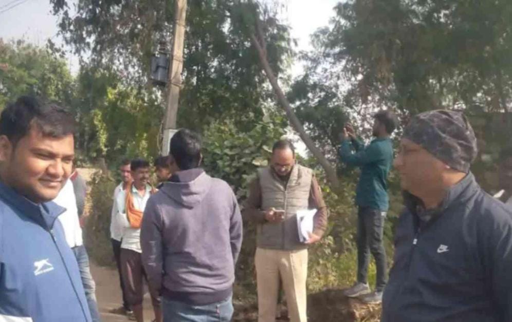 बिजली विभाग के कैंप में बवाल: विवाद के बाद ग्रामीणों ने विद्युत कर्मियों को दौड़ाया