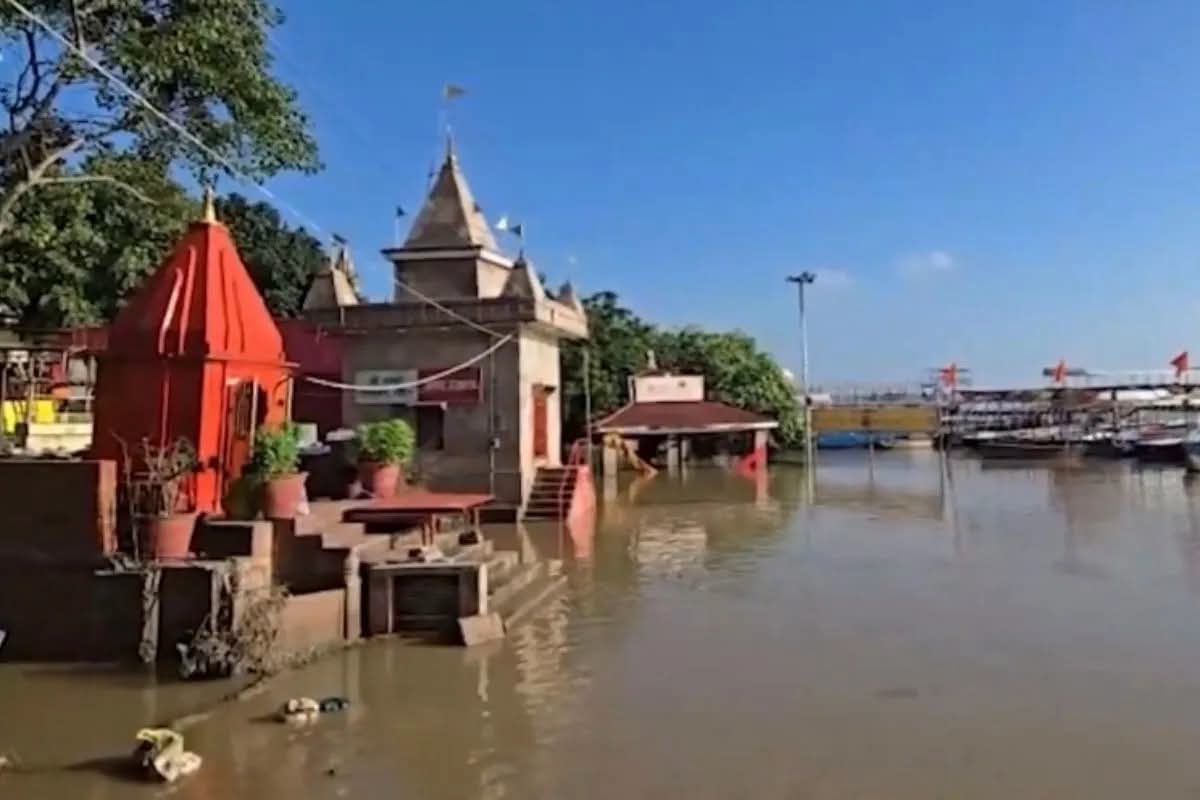 काशी में 13 दिन की शांति के बाद फिर उफनाईं मां गंगा, 6 सेमी/घंटे की रफ़्तार से बढ़ा जलस्तर; अलर्ट पर प्रशासन