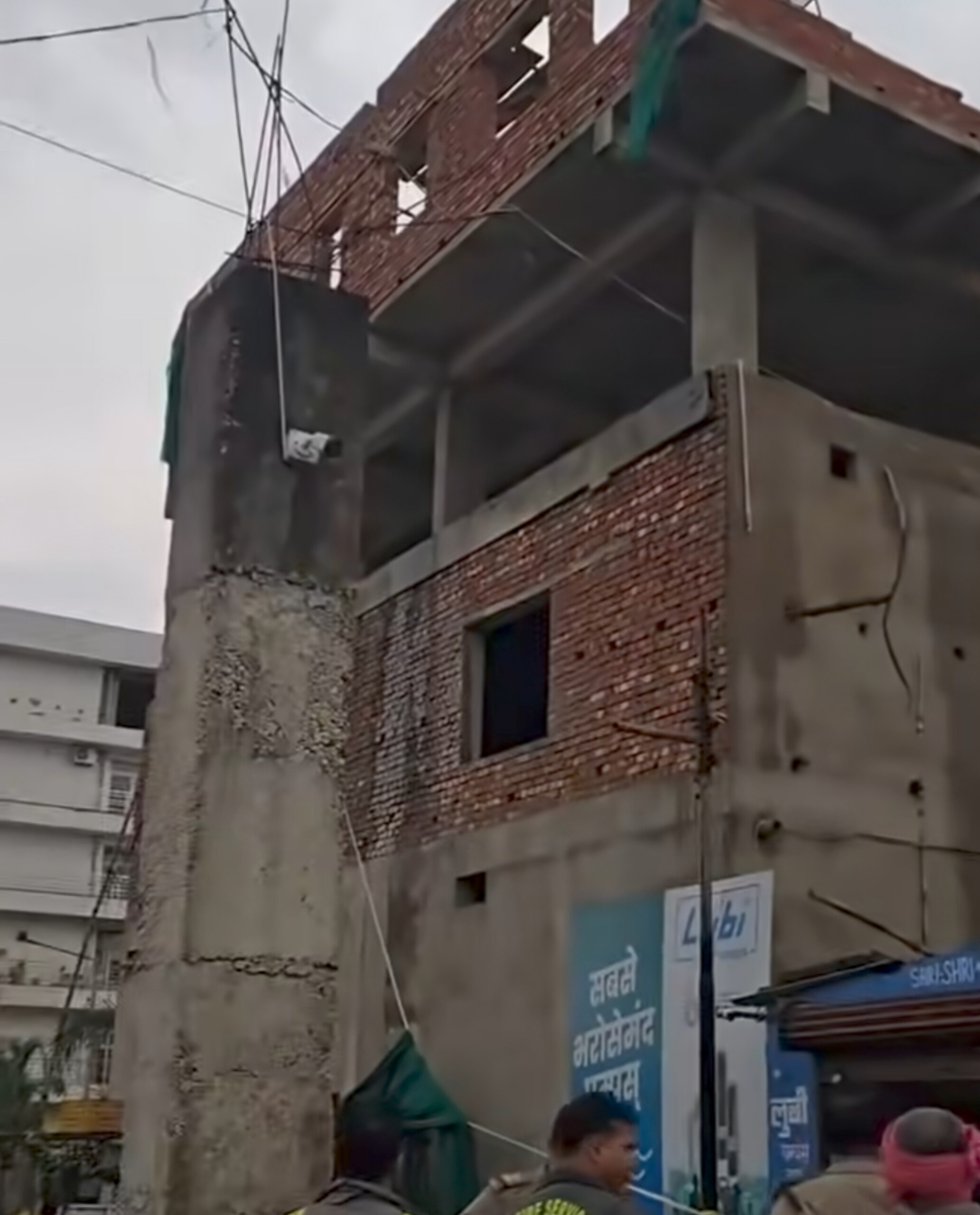 काशी में 'मौत' की अवैध दीवार: VDA की सील तोड़कर चल रहा था खूनी खेल, आंधी ने खोल दी भ्रष्टाचार की पोल!