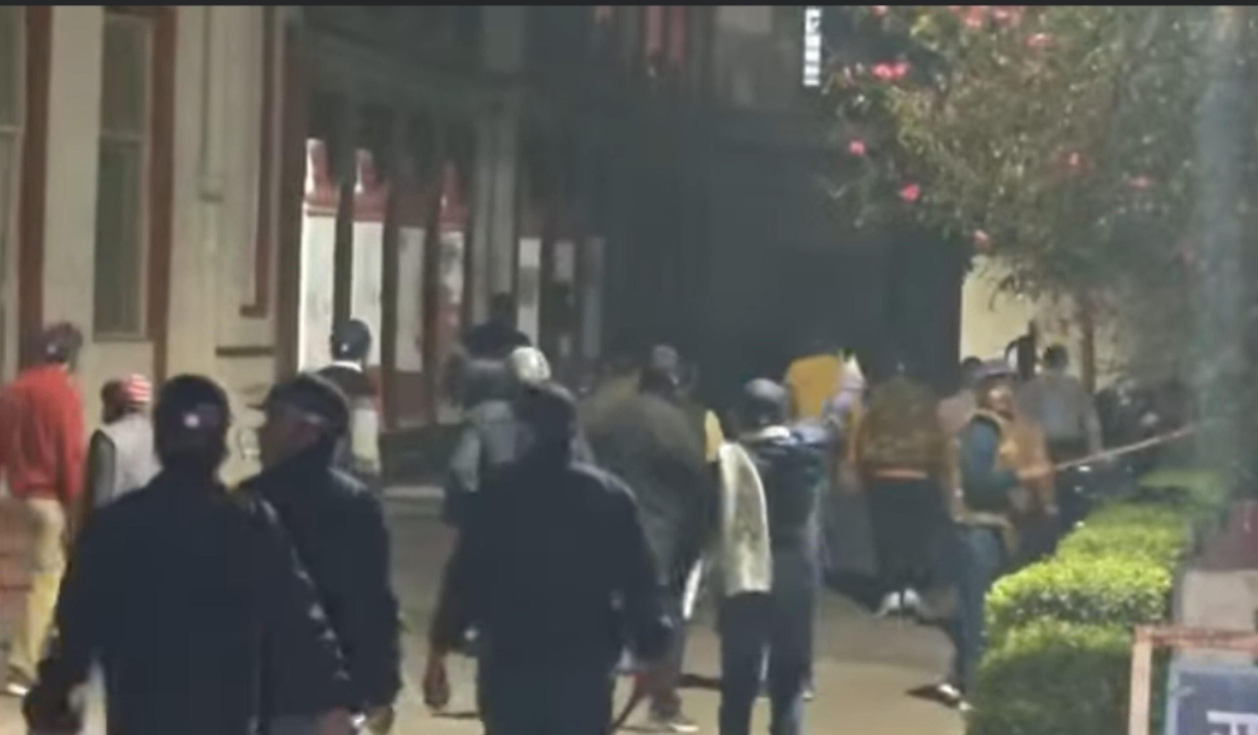 छात्रों के बीच खूनी संघर्ष, ड्रोन से हो रही हमलावरों की तलाश!