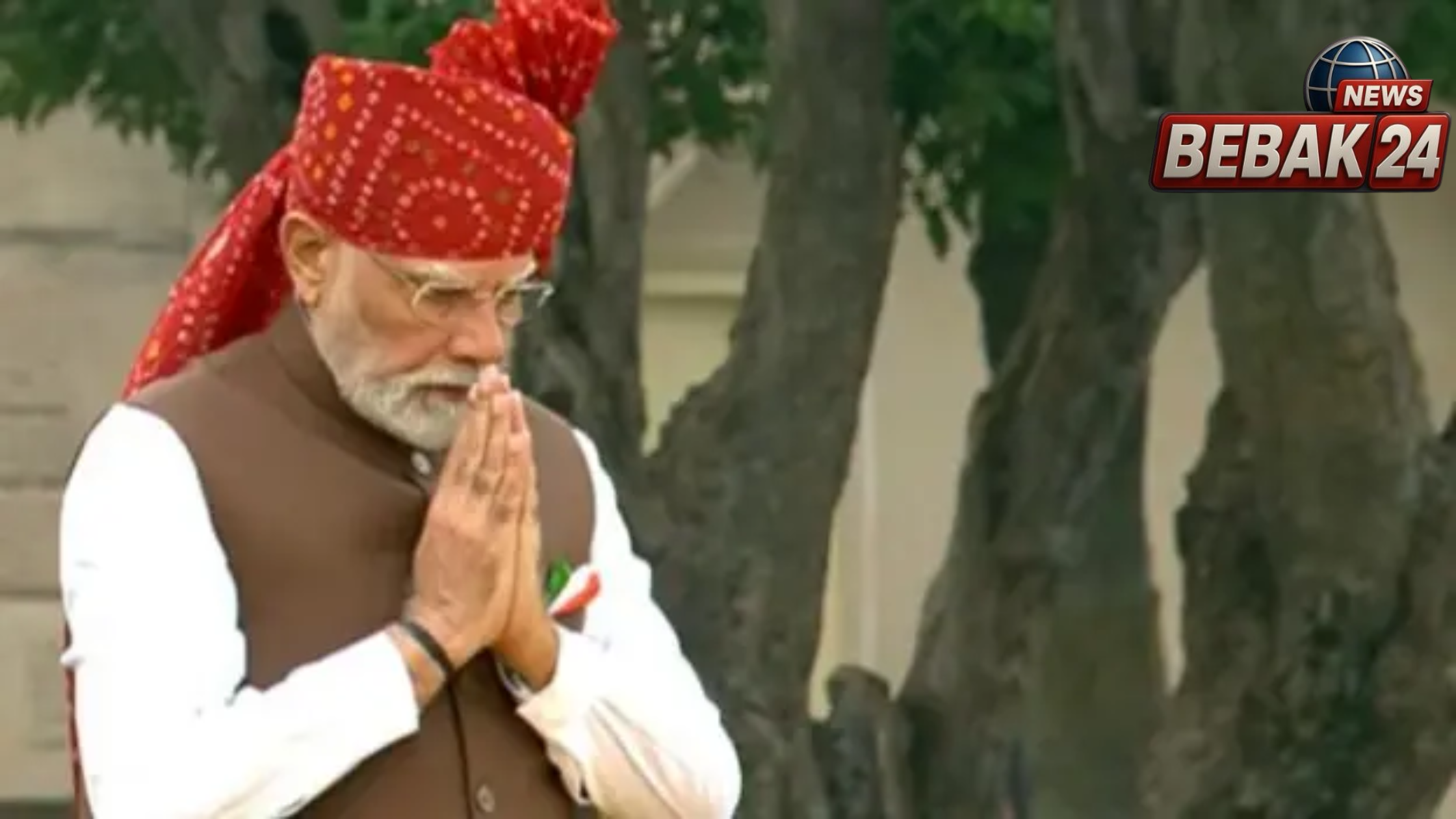 स्वतंत्रता दिवस पर पीएम मोदी ने राजघाट पहुंचकर महात्मा गांधी को दी श्रद्धांजलि