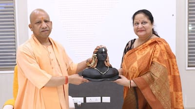 योगी सरकार का बड़ा प्रशासनिक फेरबदल: 17 IAS अधिकारियों के तबादले, मुरादाबाद और अलीगढ़ को मिले नए कमिश्नर