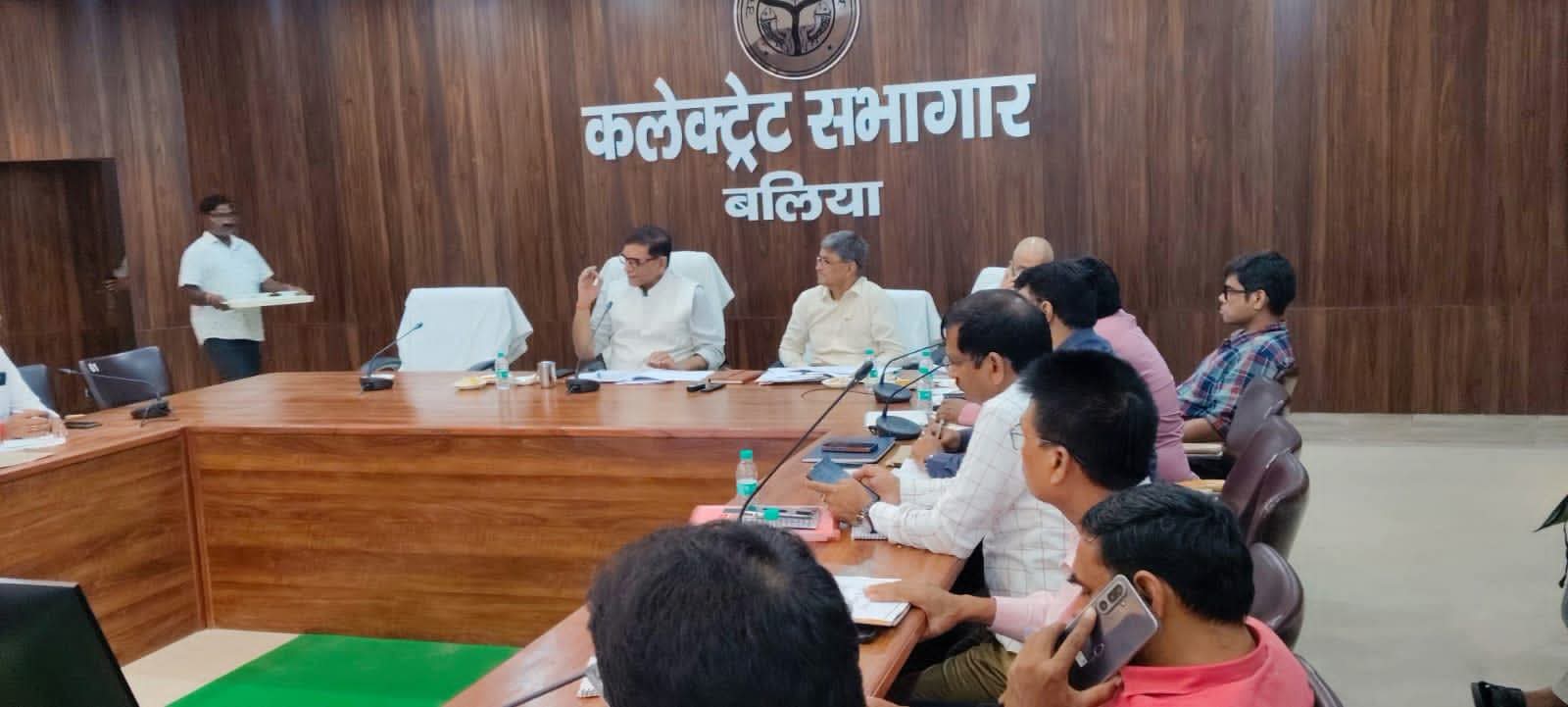 सड़क हादसों में घायलों को मिलेगा कैशलेस इलाज, मदद करने वाले 'राहवीर' को ₹25 हजार का इनाम: डीएम