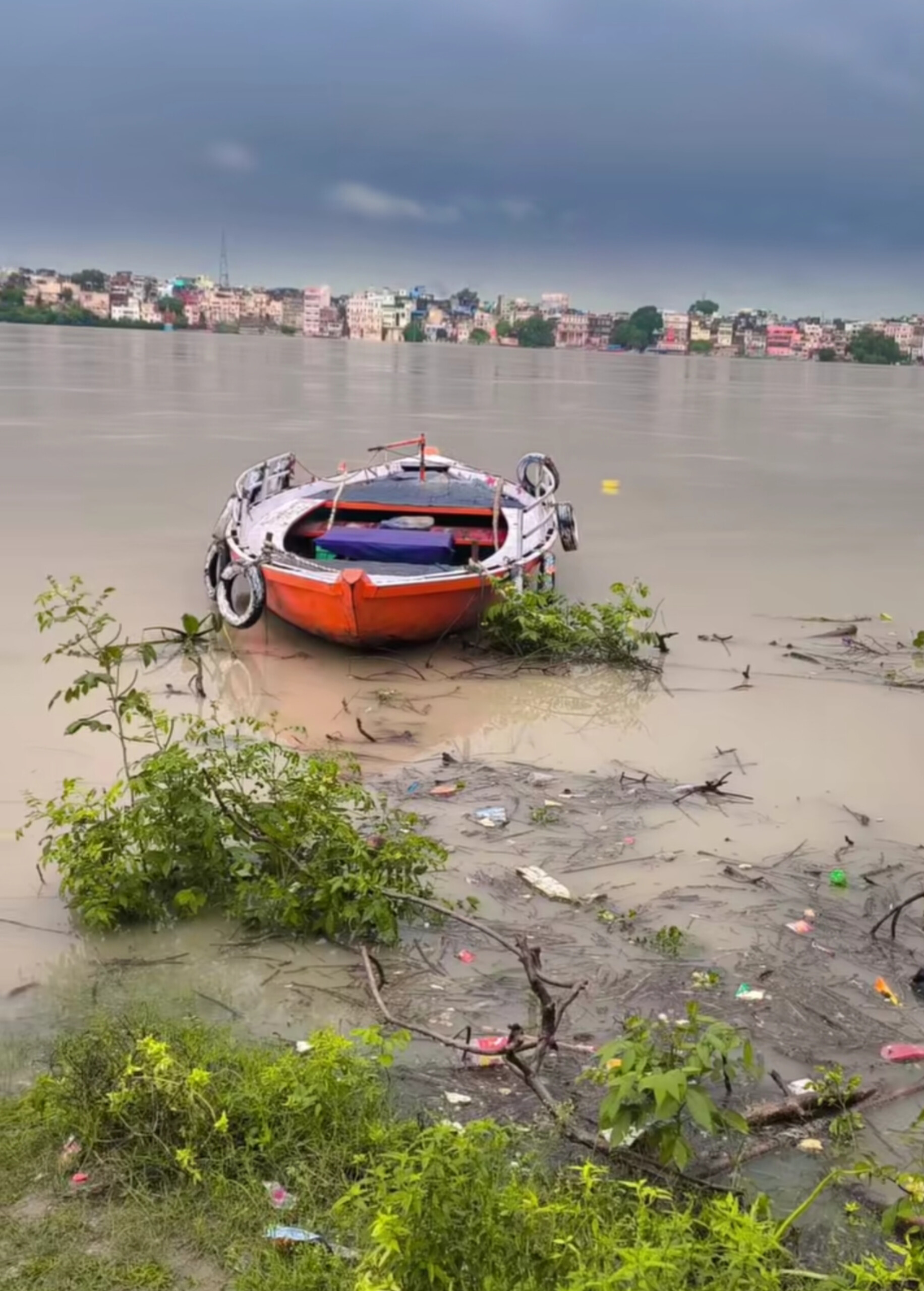 वाराणसी में खतरे के निशान की ओर बढ़ीं मां गंगा: खतरे के बिंदु से महज 92 सेमी दूर पहुंचा जलस्तर, वरुणा के तटीय इलाकों में घुसा पानी, 13 राहत शिविरों में 935 लोगों ने ली शरण