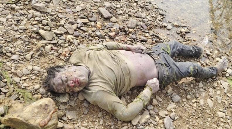 सोन नदी रेलवे पुल के पास मिला अज्ञात व्यक्ति का शव  सोनभद्र/ चोपन थाना क्षेत्र के पटवध ग्राम पंचायत स्थित चोपन सोन नदी रेलवे पुल के पास सोमवार की सुबह 10 बजे तकरीबन 35 -40 वर्षीय अज्ञात व्यक्ति का शव मिलने से गांव में हड़कंप पहुंच गया। आनन-फानन में ग्रामीणों ने इसकी सूचना तत्काल चोपन पुलिस को दी। सूचना मिलते ही इलाकाई पुलिस मौके पर पहुंच मामले की छानबीन करते हुए शव का शिनाख्त करने की भरपूर कोशिश की लेकिन समाचार लिखे जाने तक शव का शिनाख्त नहीं हो सका था। मृतक व्यक्ति काला जींस पैंट, बेल्ट तथा टी-शर्ट पहना हुआ था। पुलिस के मुताबिक प्रथम दृष्टया रेलवे पुल से गिरकर मृत्यु होना बताया जाता है। चोपन पुलिस ने शव को अपने कब्जे में लेते हुए पंचनामा कर पोस्टमार्टम हेतु जिला अस्पताल रावर्ट्सगंज भेज दिया है। पोस्टमार्टम रिपोर्ट आने के पश्चात ही ज्ञात हो सकेगा की मृतक व्यक्ति की मौत कैसे हुई है।