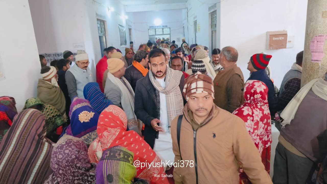 मुहम्मदाबाद: कड़ाके की ठंड में गरीबों को मिला सरकारी स्नेह, तहसील परिसर में बांटे गए कंबल