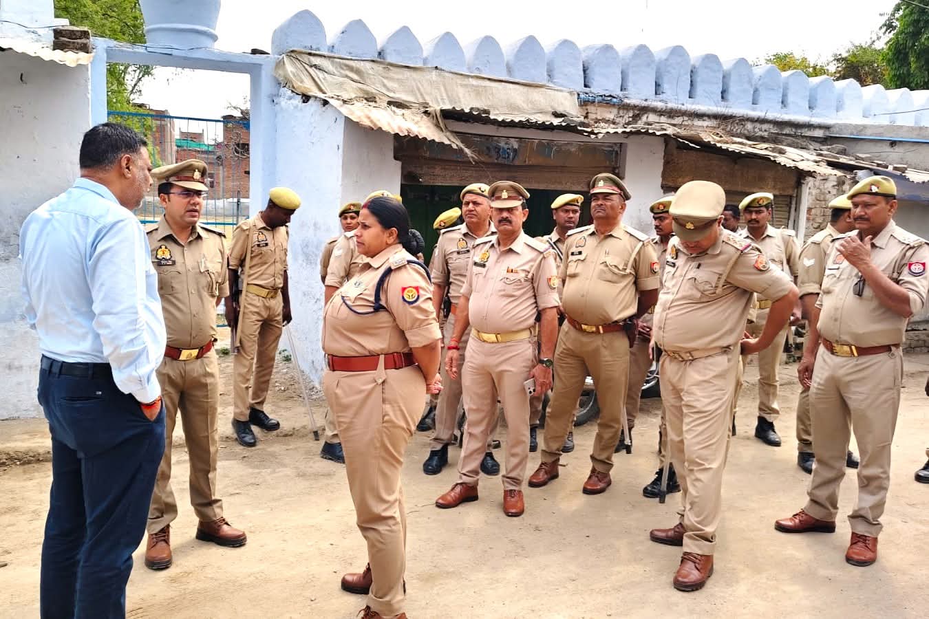 मिर्जापुर: त्योहारों पर 'बेबाक' पहरा! DM और SP ने सड़कों पर उतरकर परखा सुरक्षा का दम