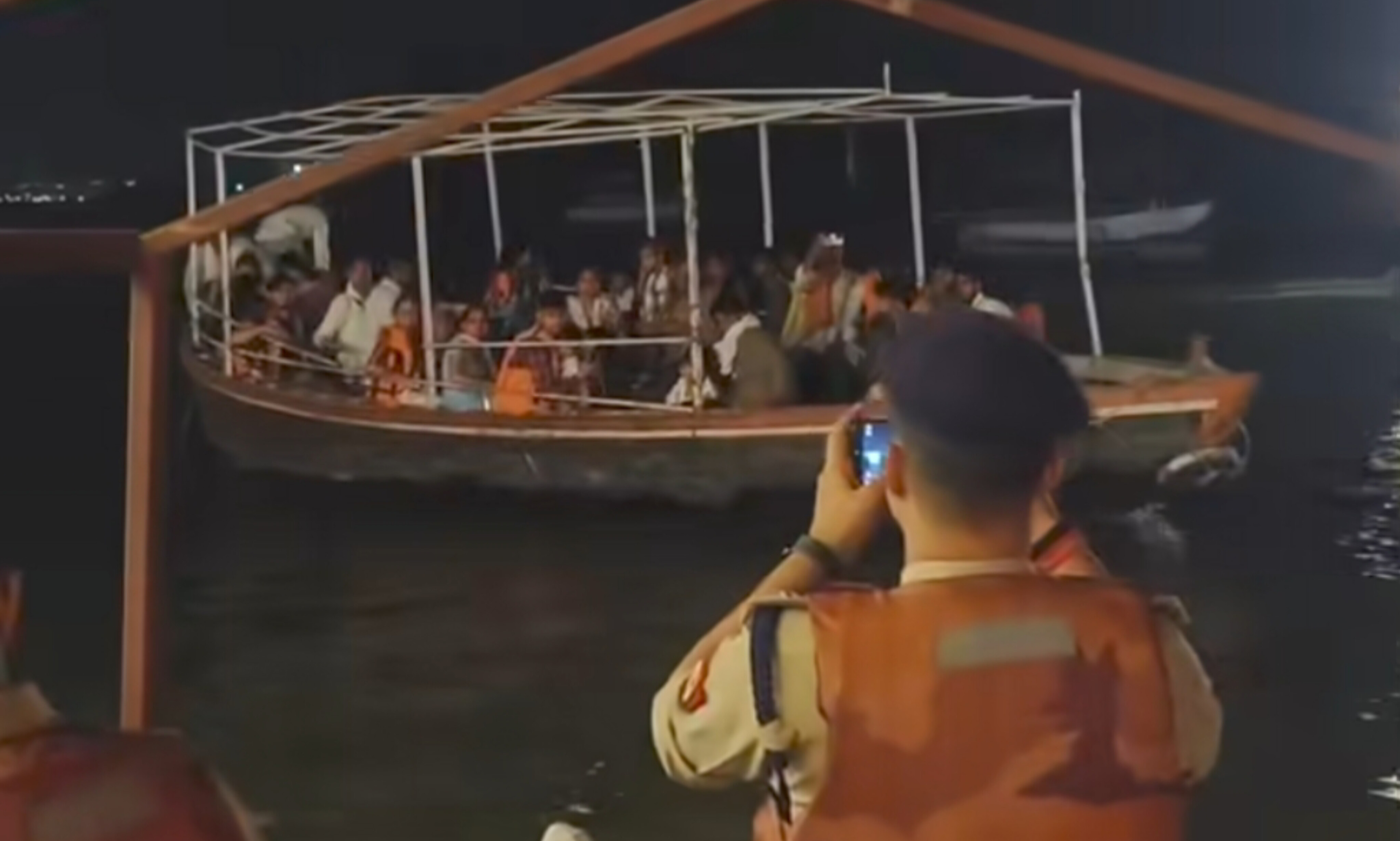 गंगा की लहरों पर 'मौत का सफर': दशाश्वमेध पुलिस का एक्शन, 3 नावें सीज, नाविकों पर केस दर्ज!