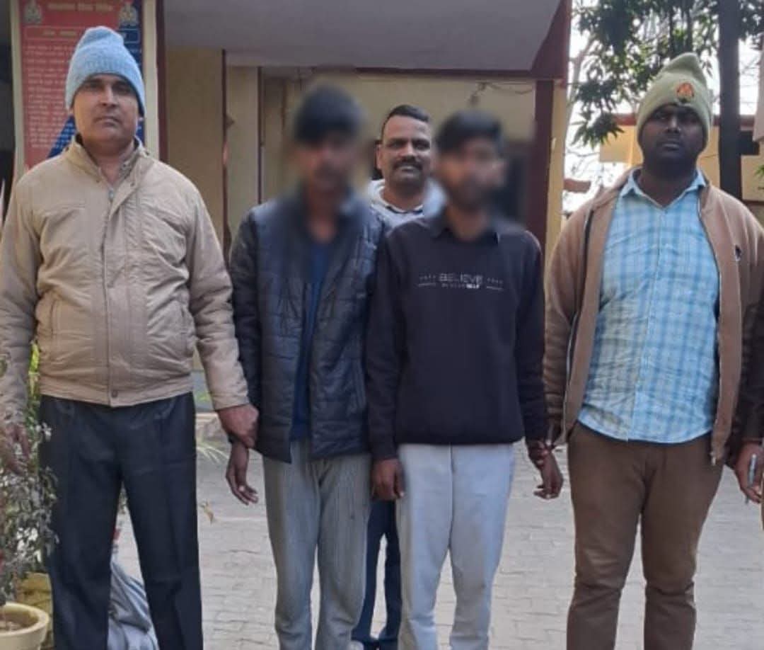 गाजीपुर में बेखौफ अपराधी: कहीं गोलियों की तड़तड़ाहट तो कहीं मिला भूसे में शव, ग्रामीणों ने बचाई संचालक की जान ​जागरण संवाददाता, गाजीपुर: जनपद में अपराध का ग्राफ तेजी से चढ़ रहा है। एक तरफ जहां गहमर का तिहरा हत्याकांड अभी शांत भी नहीं हुआ है, वहीं कासिमाबाद और दिलदारनगर में हुई नृशंस हत्याओं ने कानून-व्यवस्था पर सवाल खड़े कर दिए हैं। हालांकि, नोनहरा में ग्रामीणों की सूझबूझ से एक बड़ी लूट की वारदात टल गई, जहां जनता ने दो बदमाशों को दबोचकर पुलिस के हवाले कर दिया। ​कासिमाबाद: फोन कॉल के बाद युवक की गोली मारकर हत्या ​कासिमाबाद कोतवाली क्षेत्र के बेलसड़ी और गेहूड़ी गांव के बीच रविवार शाम सरेराह दुस्साहसिक वारदात हुई। बेलसड़ी निवासी 25 वर्षीय दीपक राजभर की सीने और सिर में गोली मारकर हत्या कर दी गई। बताया जा रहा है कि दीपक एक फोन आने के बाद घर से निकला था और चट्टी पर पहले से मौजूद एक नकाबपोश बाइक सवार के साथ गया था। पुलिस ने मौके से शराब की बोतलें और मृतक का मोबाइल बरामद किया है। इस हत्याकांड से पूरे इलाके में सनसनी फैल गई है। ​दिलदारनगर: नौ दिनों से लापता पूर्व सभासद के पुत्र का मिला शव ​दिलदारनगर में पिछले नौ दिनों से लापता सेराज खान (पुत्र पूर्व सभासद मेराज खान) की तलाश का अंत बेहद दर्दनाक रहा। रविवार को देहवल ग्राम सभा स्थित कांशीराम आवास में भूसे के ढेर से सेराज का शव बरामद हुआ। पुलिस जांच में खुलासा हुआ कि प्रेम प्रसंग के चलते गला घोंटकर उसकी हत्या की गई थी। आरोपी इरशाद ने पुलिस हिरासत में अपना जुर्म कबूल कर लिया है। मौके से फॉरेंसिक टीम ने साक्ष्य एकत्र किए हैं। ​नोनहरा: ग्रामीणों ने पेश की मिसाल, लूट की योजना नाकाम ​अपराध की इन खबरों के बीच नोनहरा थाना क्षेत्र के लावा गांव से राहत भरी खबर आई। यहां ग्रामीणों की सतर्कता ने बदमाशों के हौसले पस्त कर दिए। सहज जनसेवा केंद्र संचालक को निशाना बनाने की फिराक में लगे दो बाल अपचारियों (नाबालिगों) को ग्रामीणों ने संदिग्ध अवस्था में घेरा और पुलिस को सूचना दी। ​पुलिसिया एक्शन: उपनिरीक्षक अविनाश मणि तिवारी ने टीम के साथ घेराबंदी कर दोनों को अभिरक्षा में लिया। ​कबूलनामा: पूछताछ में किशोरों ने स्वीकार किया कि वे जनसेवा केंद्र लूटने की रेकी कर रहे थे। ​सराहना: पुलिस प्रशासन ने ग्रामीणों के समन्वय की प्रशंसा करते हुए कहा कि जनता की जागरूकता से ही अपराध पर लगाम संभव है। ​दहशत में ग्रामीण, पुलिस पर उठ रहे सवाल ​गहमर में हुए तिहरे हत्याकांड के बाद से ही जनपद में भय का माहौल है। परिजनों का आरोप है कि पुलिसिया कार्रवाई संतोषजनक नहीं है। एक के बाद एक हो रही वारदातों ने पुलिस की गश्त और खुफिया तंत्र की सक्रियता को कटघरे में खड़ा कर दिया है। ​"अपराध पर नियंत्रण के लिए पुलिस और जनता का समन्वय आवश्यक है। ग्रामीणों की त्वरित सूचना से बड़ी घटना टल गई। हम जनता से अपील करते हैं कि संदिग्ध गतिविधि दिखने पर तुरंत सूचित करें, आपकी पहचान गुप्त रखी जाएगी।" &mdash; पुलिस प्रशासन, नोनहरा