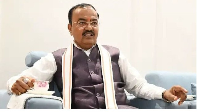 UP: बाल-बाल बचे डिप्टी सीएम केशव प्रसाद मौर्य; हेलीकॉप्टर के केबिन में भरा धुआं, करानी पड़ी इमरजेंसी लैंडिंग