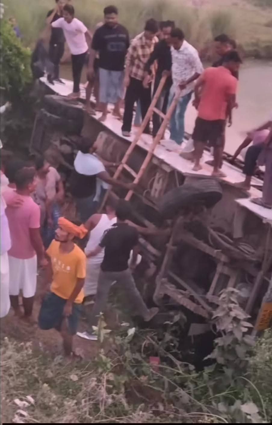 गाजीपुर में बड़ा हादसा: जाम से बचने के चक्कर में 30 फीट गहरे पानी भरे गड्ढे में पलटी बस, एक की मौत, दो दर्जन घायल