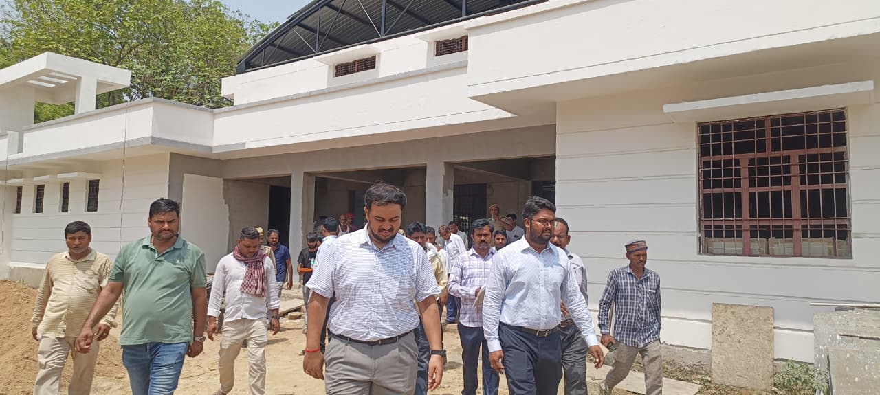 जिलाधिकारी अनुपम शुक्ला ने निर्माणाधीन नर्सिंग कॉलेज और महिला छात्रावास का किया स्थलीय निरीक्षण: 30 जून तक कार्य पूर्ण करने के सख्त निर्देश