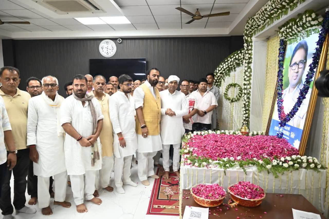 रसड़ा के 'विकास पुरुष' स्वर्गीय उमाशंकर सिंह को पूर्व मंत्री ओमप्रकाश ने दी श्रद्धांजलि, परिजनों से मिलकर जताई संवेदना