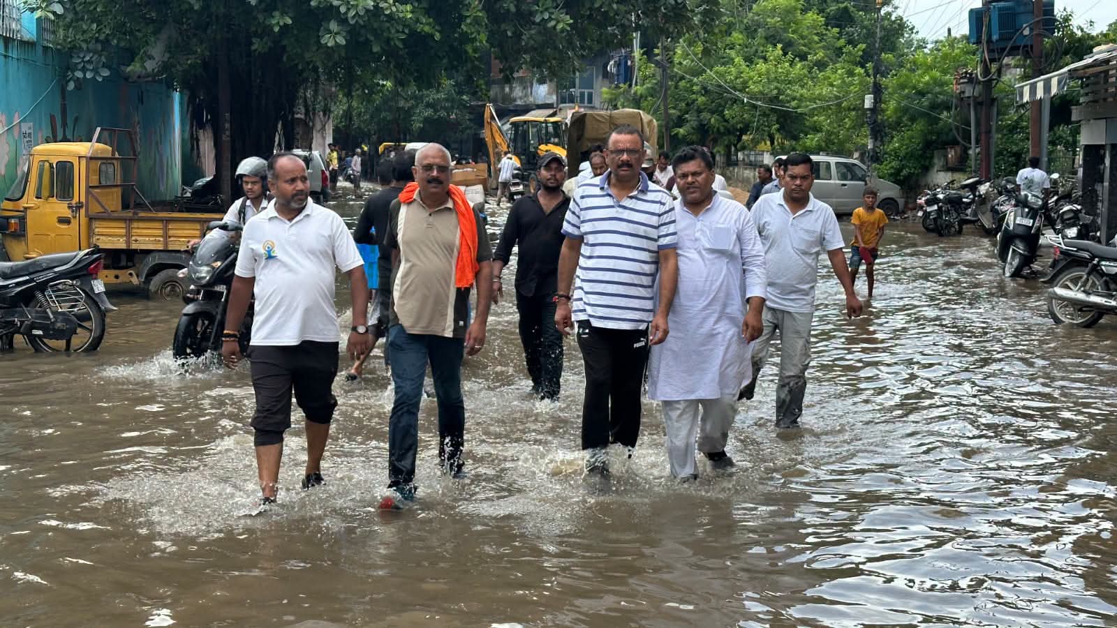 वाराणसी में बाढ़ व सीवर संकट: प्रशासनिक सक्रियता के बीच पीएम का हस्तक्षेप, ज़मीनी मोर्चे पर जनप्रतिनिधियों की प्राथमिकताओं पर उठे सवाल
