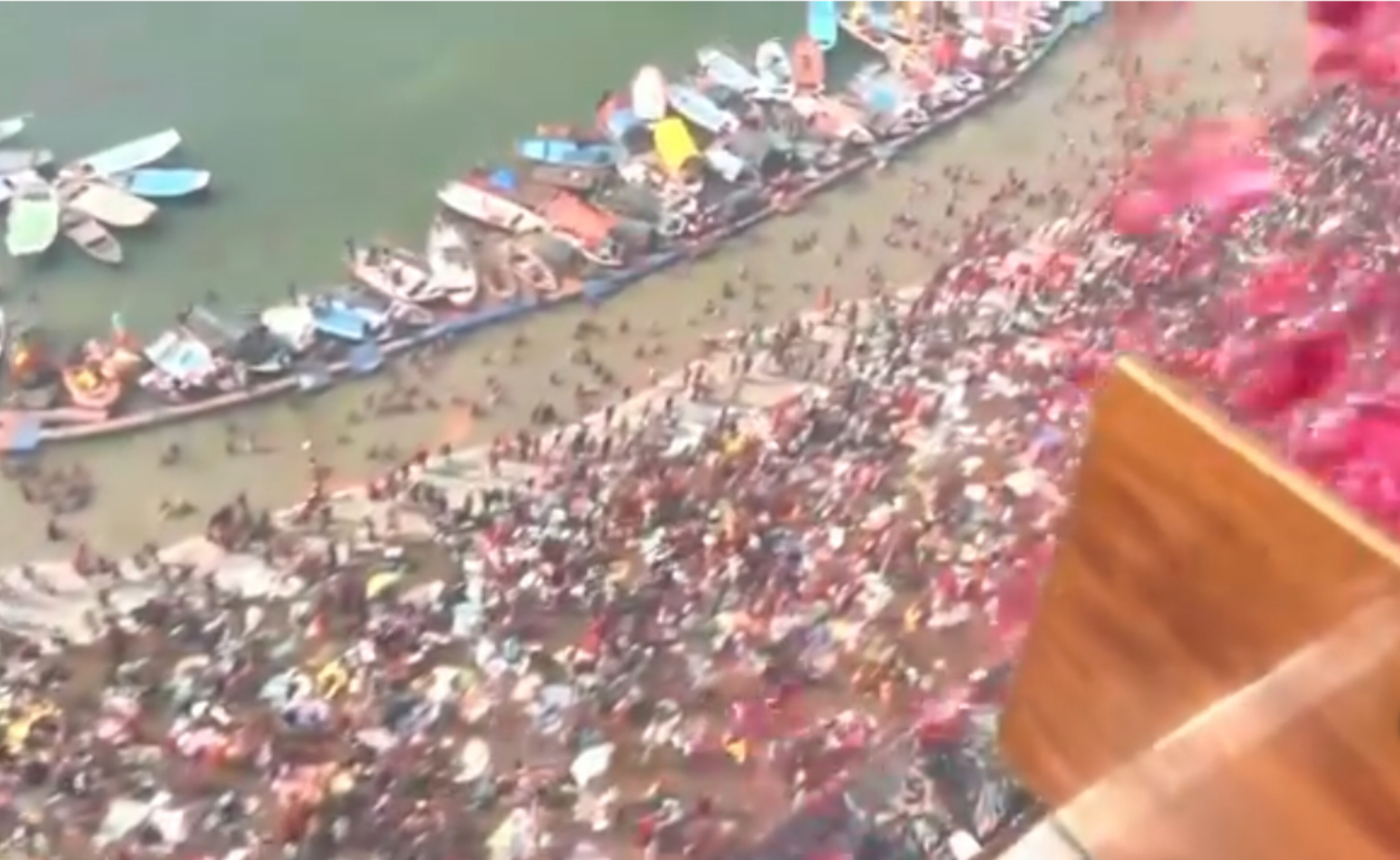 संगम की रेती पर आस्था का 'महाकुंभ', जब आसमान से बरसे फूल!