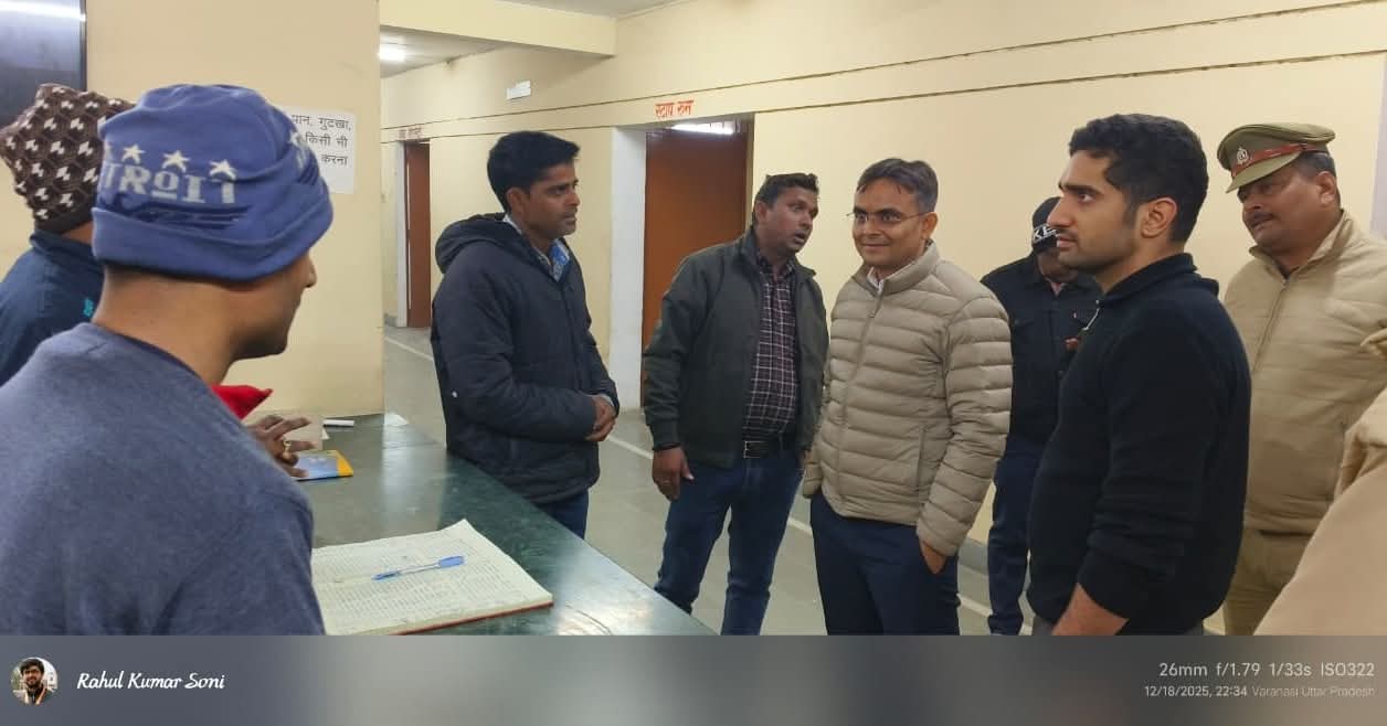 ठंड में कोई बेघर न सोए: डीएम सत्येन्द्र कुमार और नगर आयुक्त ने आधी रात रैन बसेरों का किया औचक निरीक्षण
