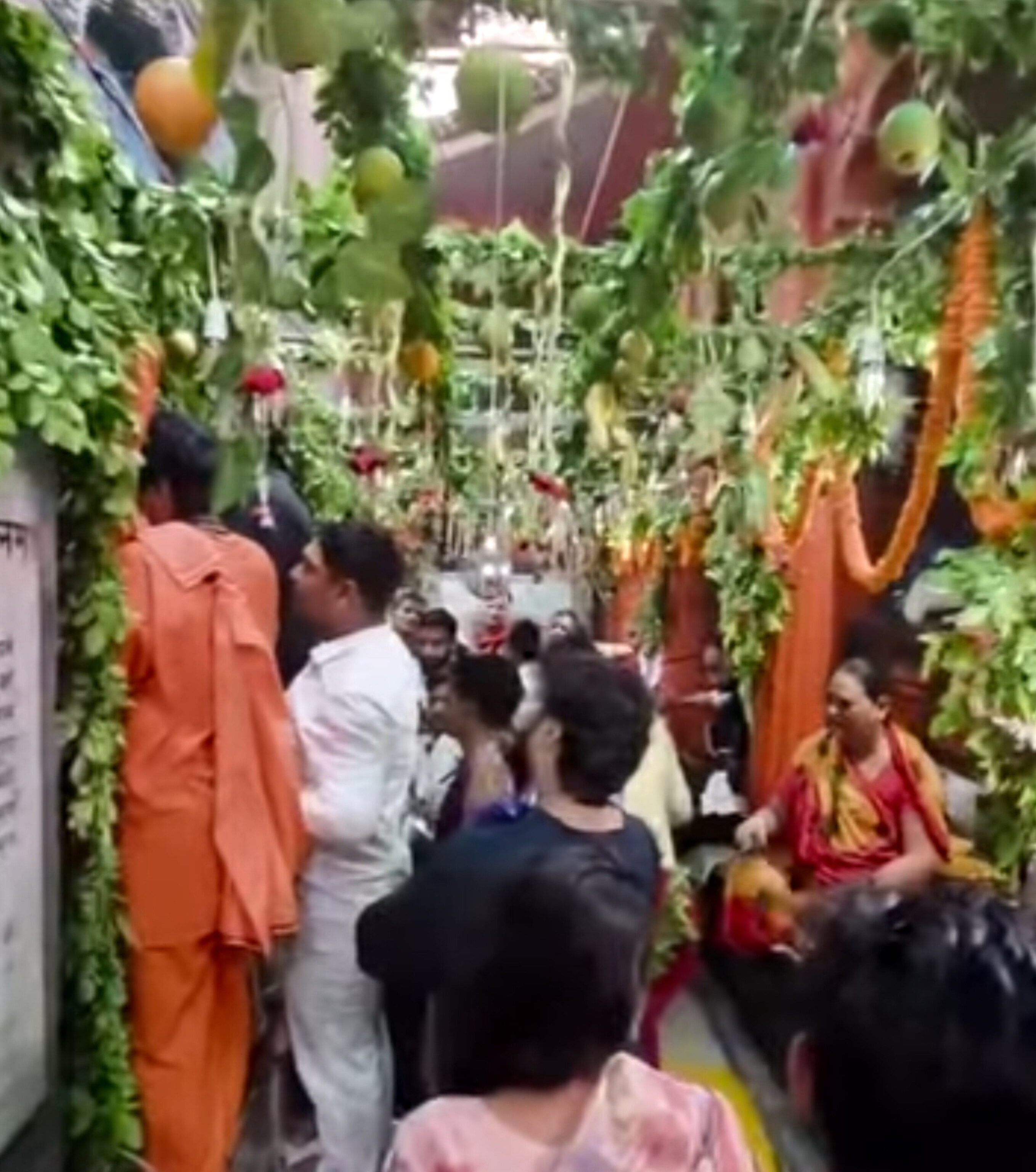 बाबा कालभैरव के दरबार में सजा दिव्य हिम श्रृंगार, बर्फ और फूलों से अलौकिक बनी काशी