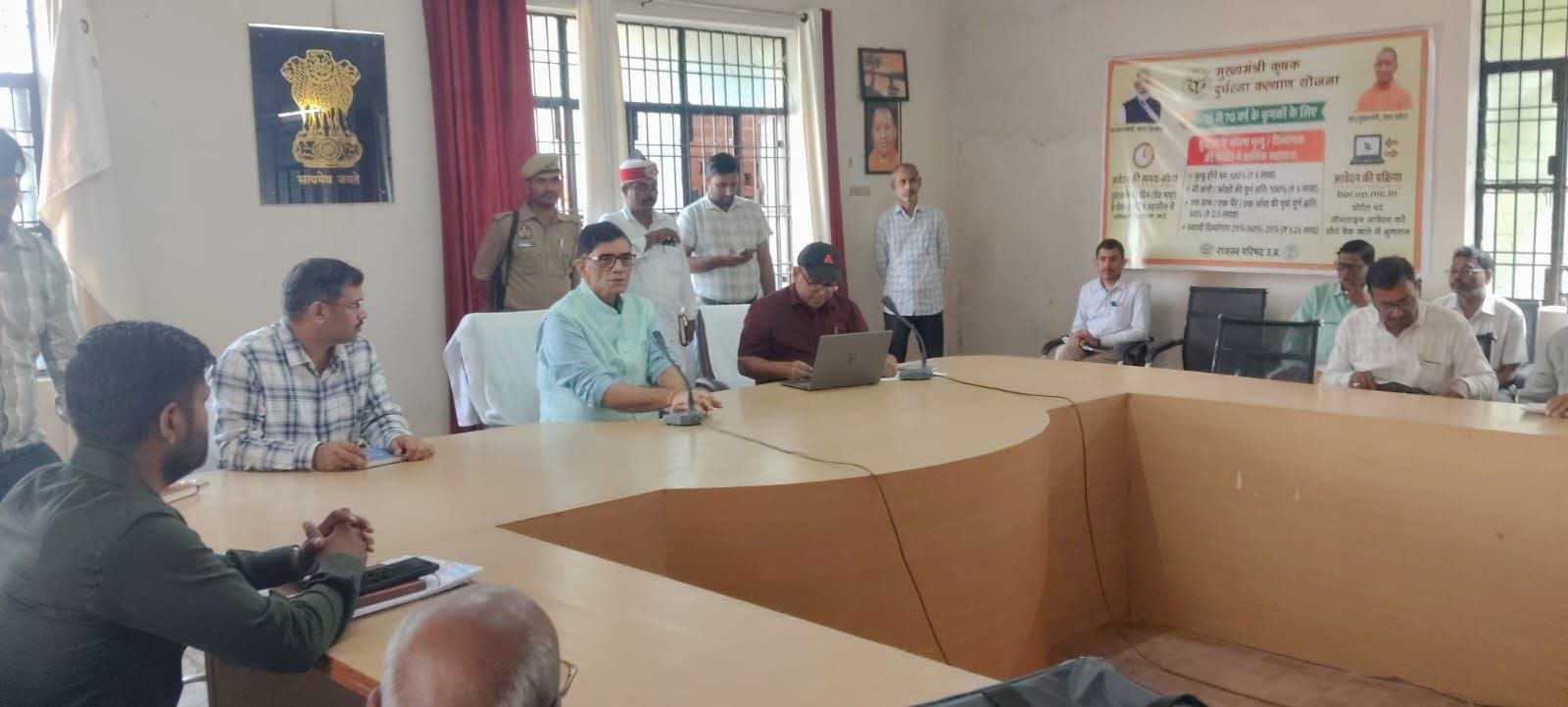 बलिया में झुग्गी-झोपड़ी वालों को मिलेगा पक्का मकान: DM ज्ञानेंद्र सिंह की बड़ी पहल, संपर्क नंबर जारी; जानें आवेदन का पूरा तरीका