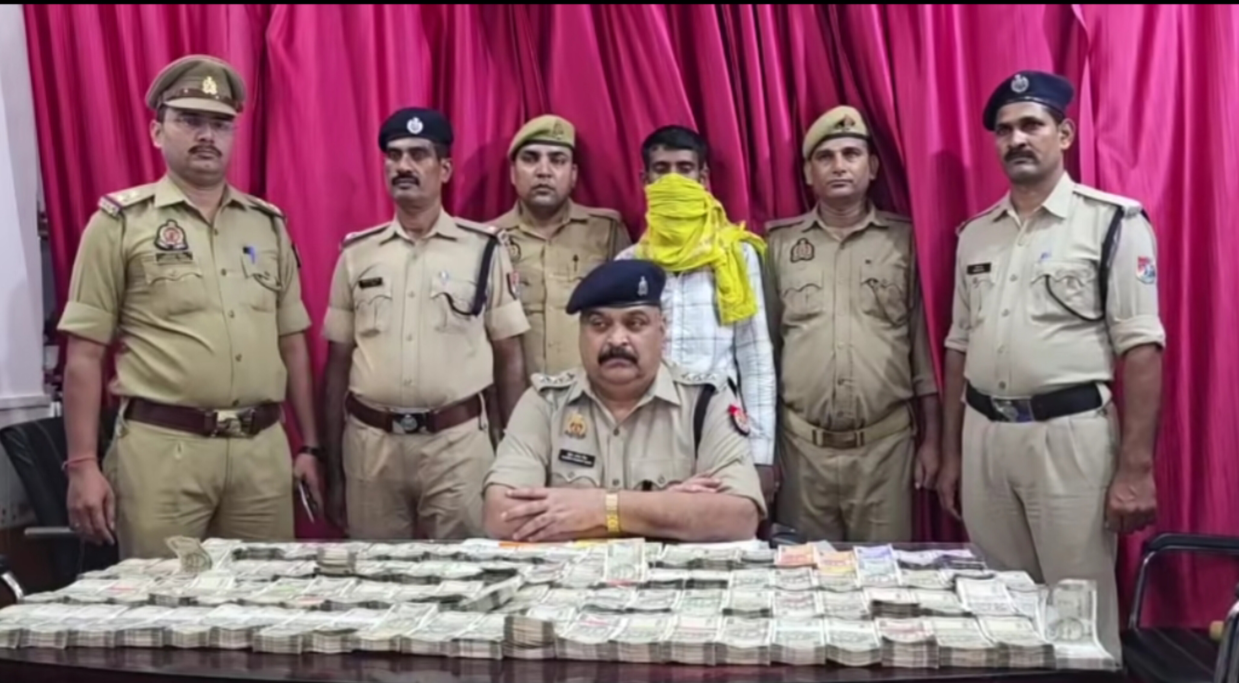 संपूर्ण क्रांति एक्सप्रेस में GRP-RPF का छापा: बैग में ठूंस-ठूंसकर भरे थे 43 लाख कैश, मची खलबली