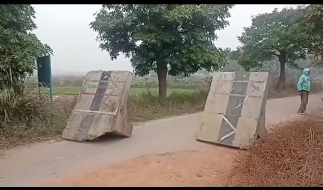 कैथी टोल प्लाजा पर मैनेजर की गुंडागर्दी: जेसीबी से खुदवाया गांव का मुख्य मार्ग, 20 गांवों की घेराबंदी