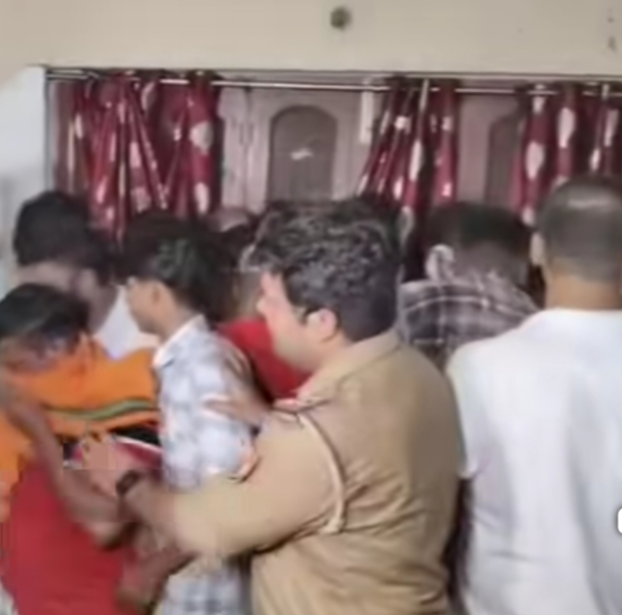 वाराणसी के सिगरा में SOG-2 और पुलिस का बड़ा स्ट्राइक: बंद मकान में चल रहा था जुए का बड़ा खेल, 47 आरोपी गिरफ्तार, 10 लाख कैश बरामद