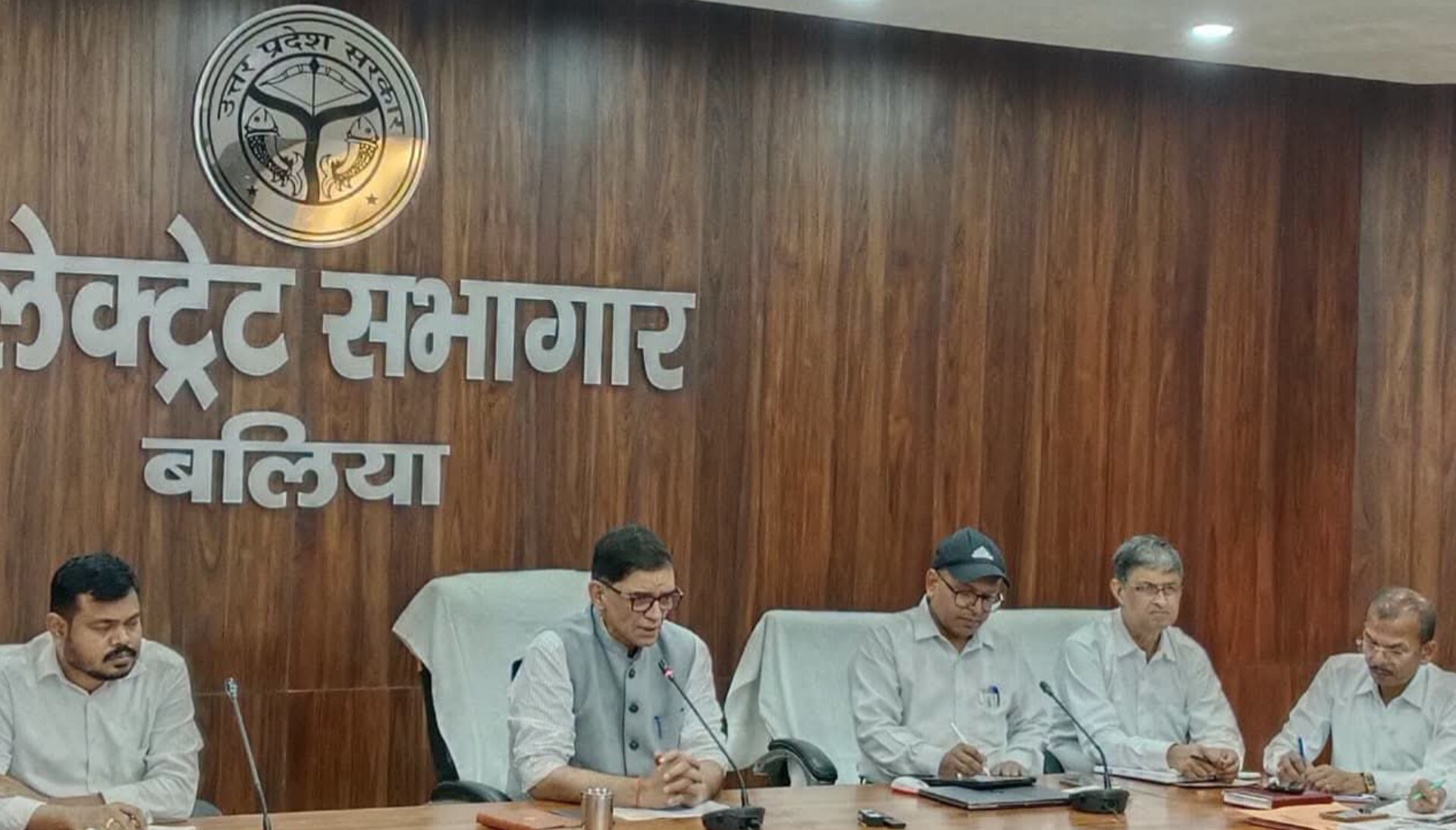 सीएम डैशबोर्ड समीक्षा बैठक में गरजा डीएम का चाबुक, &lsquo;सी&rsquo; और &lsquo;डी&rsquo; रैंकिंग वाले विभागों पर बरसे ज्ञानेंद्र सिंह