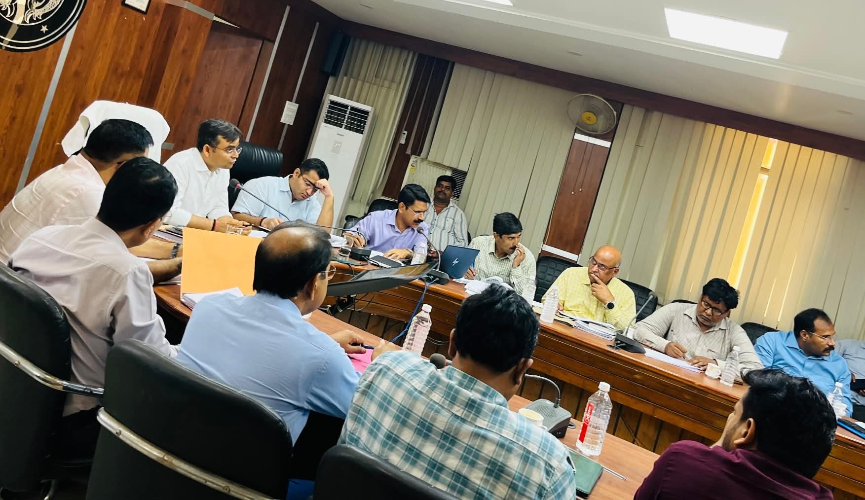 बनारस में कामचोरी नहीं चलेगी! 'सुपर एक्टिव' मोड में डीएम सत्येंद्र कुमार, अफसरों को अल्टीमेटम&mdash;'सुधार जाओ, वरना नपोगे!'