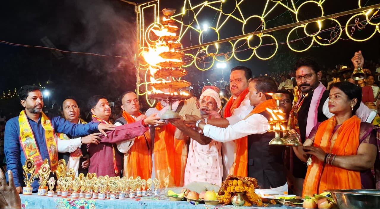 देव दीपावली पर 11 हजार दीपों से जगमगाया जमानियां गंगा तट