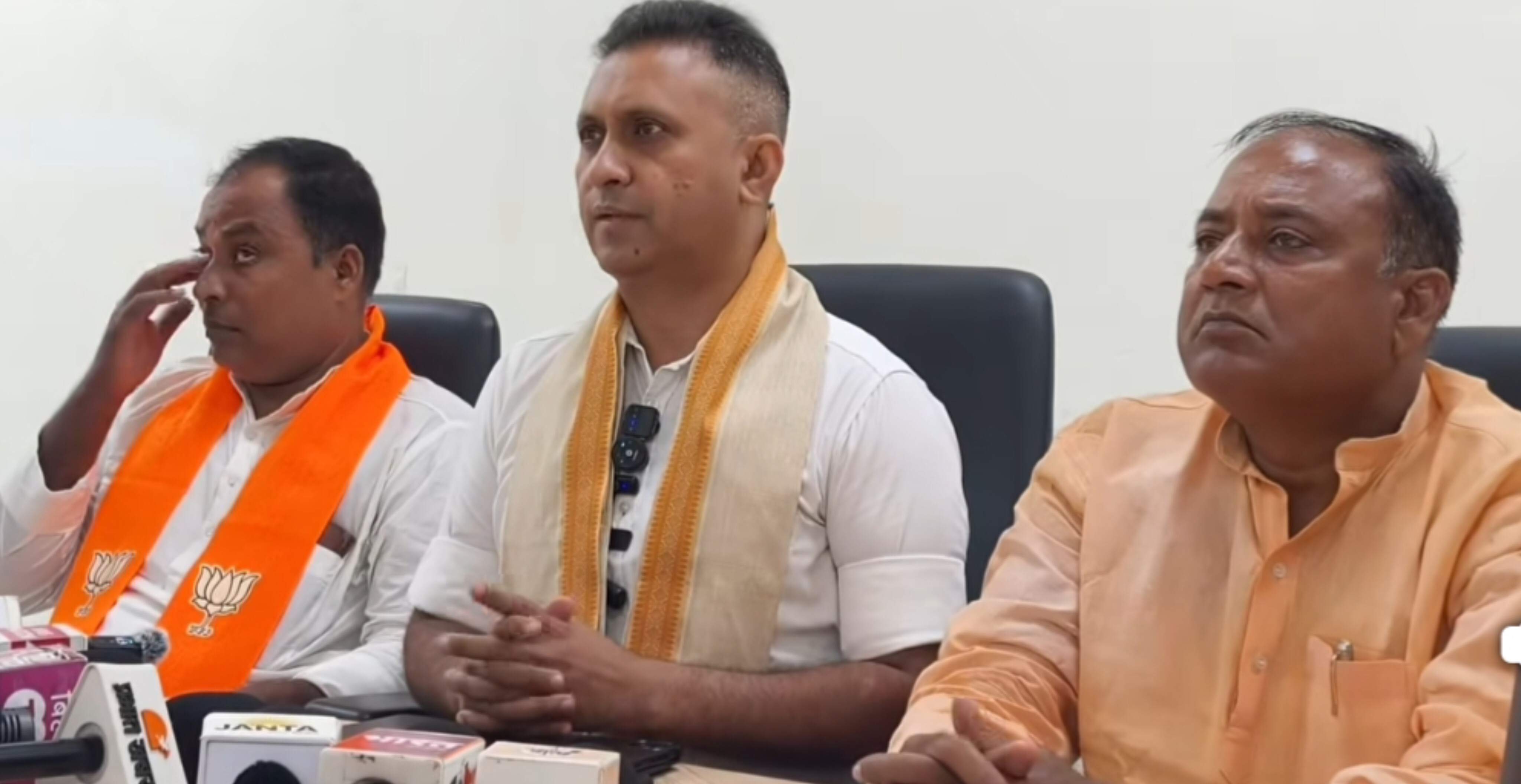सत्ता की हनक या कानून का राज? विवादों के घेरे में प्रदीप राय: बुलडोजर कार्रवाई के बाद अब पत्रकारऔर RTI कार्यकर्ता को धमकी