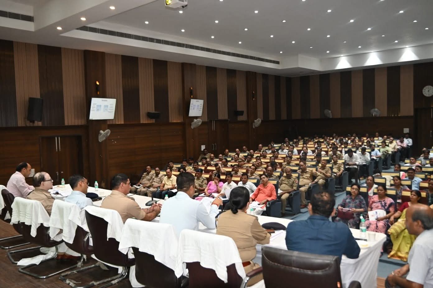 वाराणसी में पुलिस भर्ती परीक्षा की तैयारियां पूरी, 50 केंद्रों पर 1.32 लाख अभ्यर्थी ठोकेंगे ताल