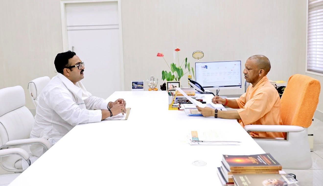 मुख्यमंत्री योगी आदित्यनाथ से मिले भाजपा नेता पीयूष राय; क्षेत्र के विकास और किसानों के दर्द को लेकर सौंपा मांग पत्र