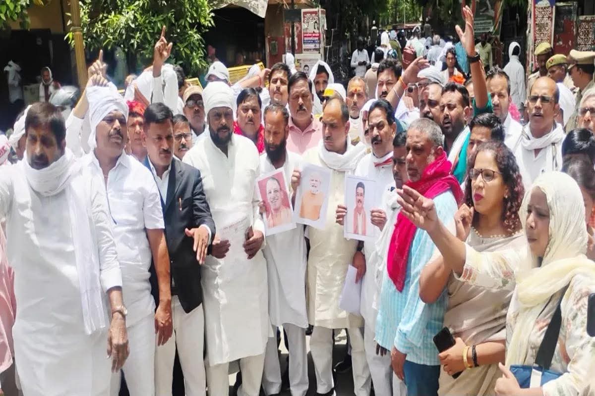 सपा-कांग्रेस कार्यकर्ताओं पर वाराणसी में FIR: महोबा दुष्कर्म केस को लेकर जलाई थी पीएम मोदी और सीएम योगी की तस्वीर