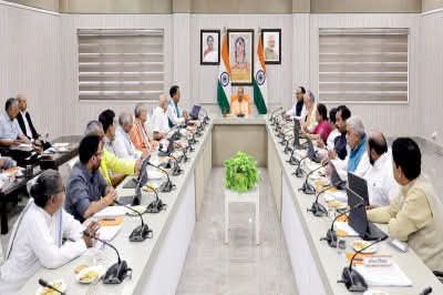 योगी सरकार का बड़ा फैसला: 31 हजार PRD जवानों, रसोइयों और आंगनवाड़ी कार्यकर्ताओं को ₹5 लाख का हेल्थ कवर; मानदेय में भी बंपर बढ़ोतरी