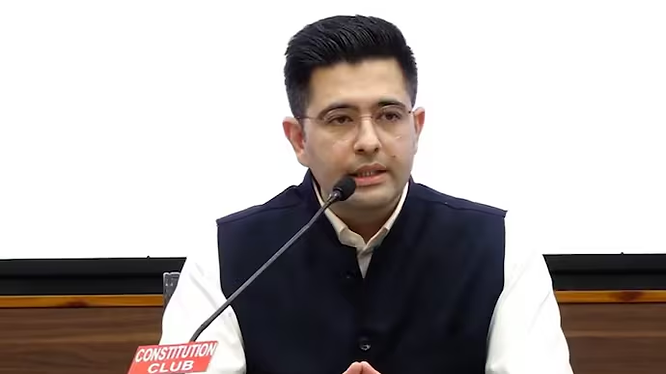 राघव चड्ढा के मुंबई आवास के बाहर AAP का 'हल्ला बोल': पुलिस ने खार में सड़कें कीं सील; मुंबई अध्यक्ष प्रीति शर्मा मेनन बोलीं&mdash; "भाजपा की वॉशिंग मशीन में धुले 7 गद्दार"