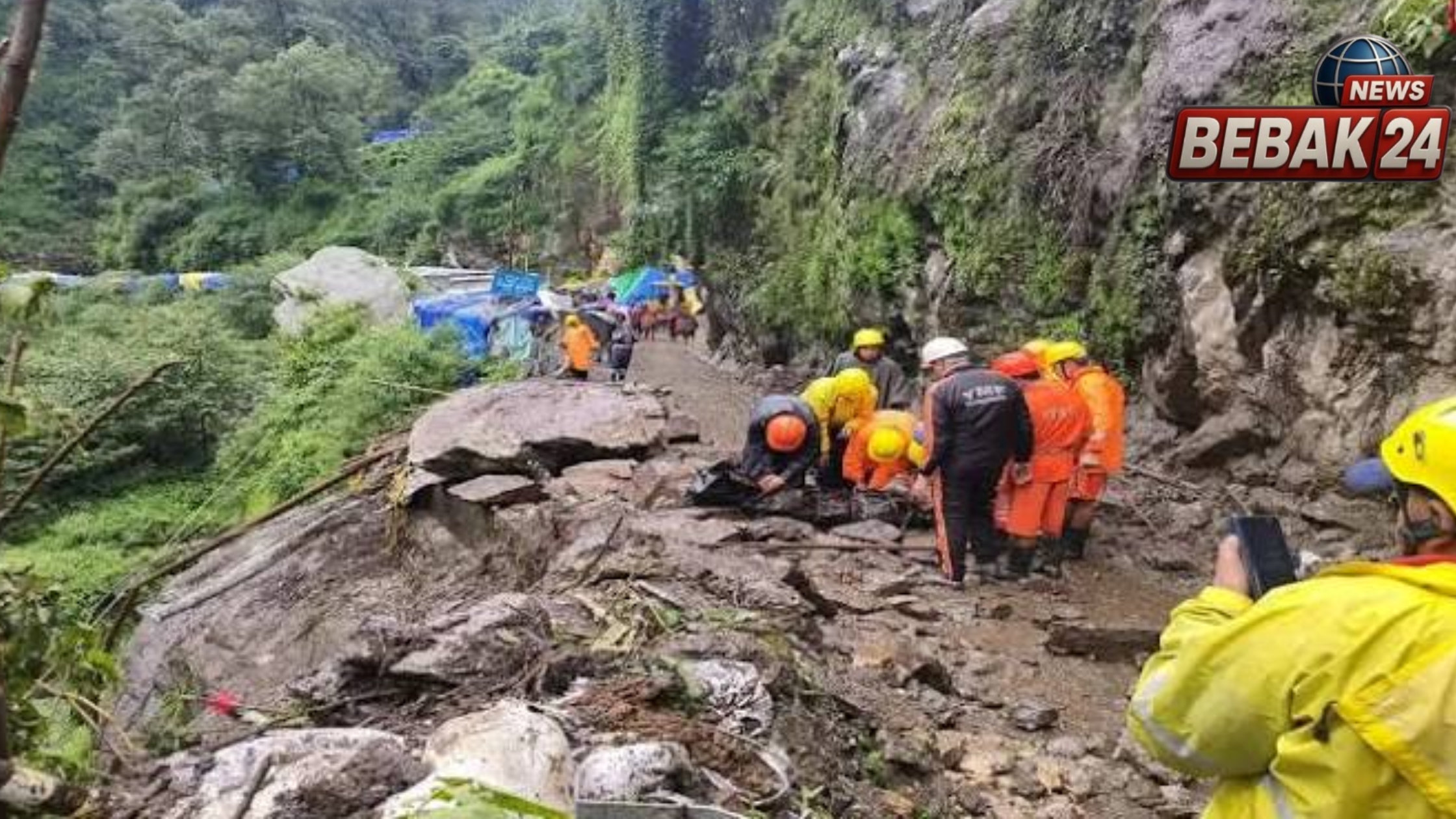 केदारनाथ पैदल मार्ग पर मलबा गिरने से 5 साल के बच्चे की मौत, 1500 यात्री सुरक्षित निकाले