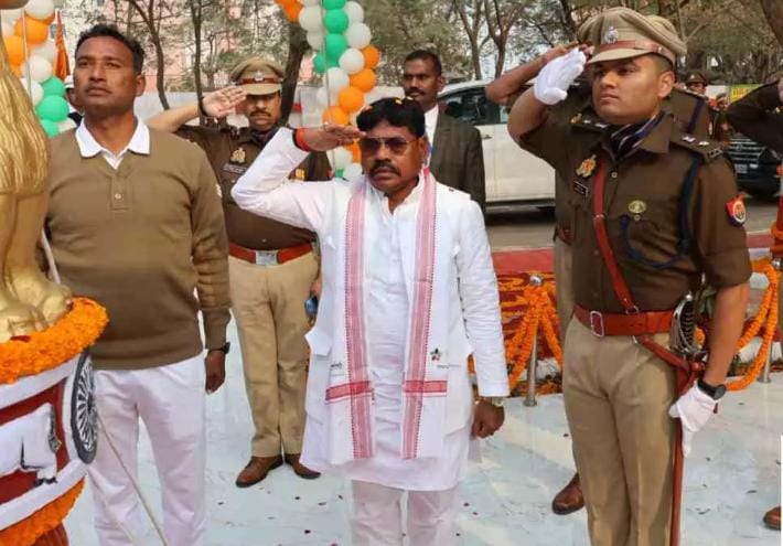 77वें गणतंत्र दिवस पर पुलिस लाइन में गूंजा राष्ट्रगान, 75 जांबाजों के सीने पर चमके मेडल