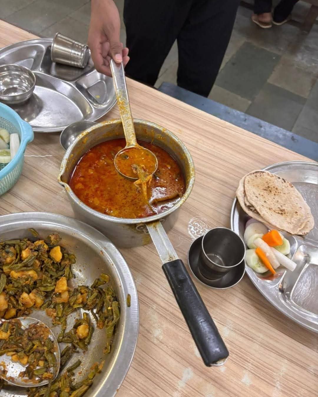 डालमिया छात्रावास में भोजन में छिपकली मिलने पर छात्रों का प्रदर्शन, मेस व कैंटीन बंद